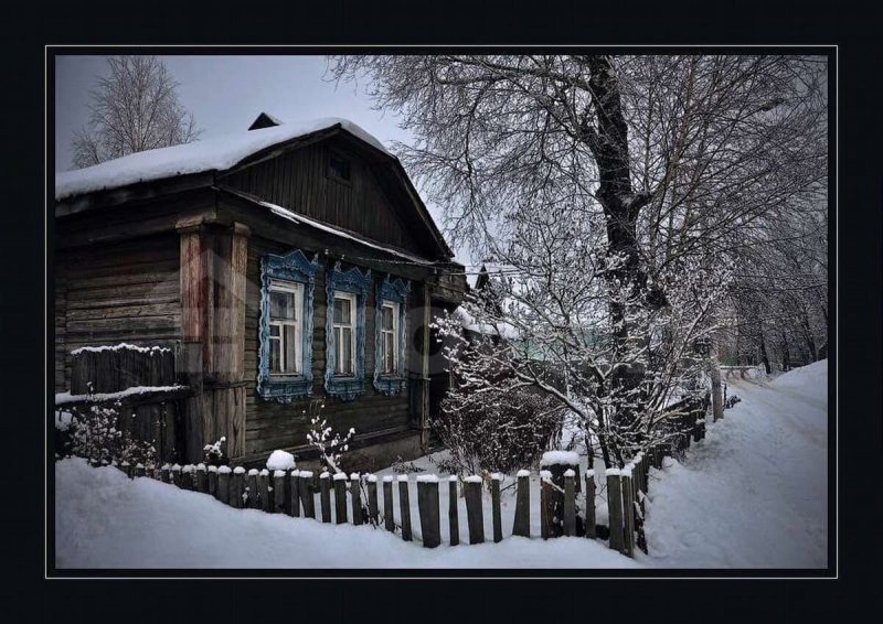 Старый деревенский дом зимой