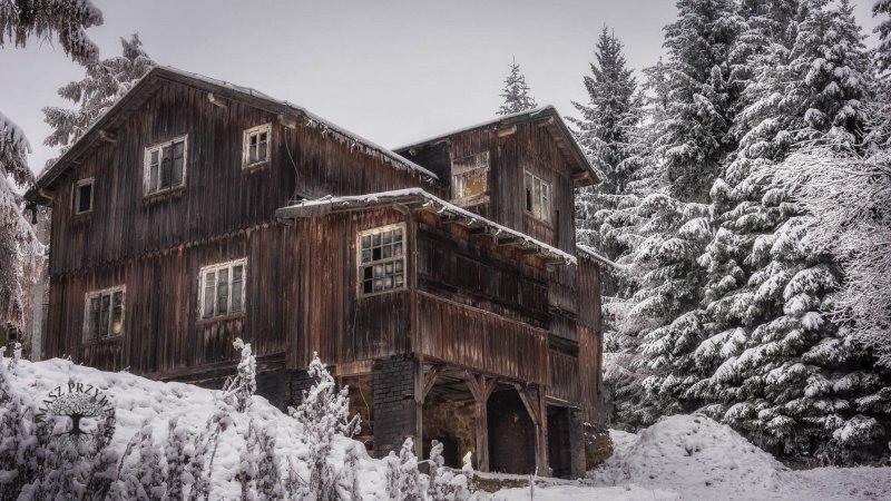Старый домик в лесу зимой