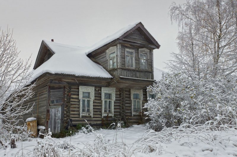 Старый деревянный дом в деревне