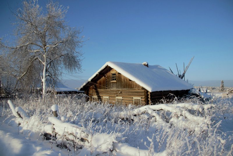 Деревенский домик зимой