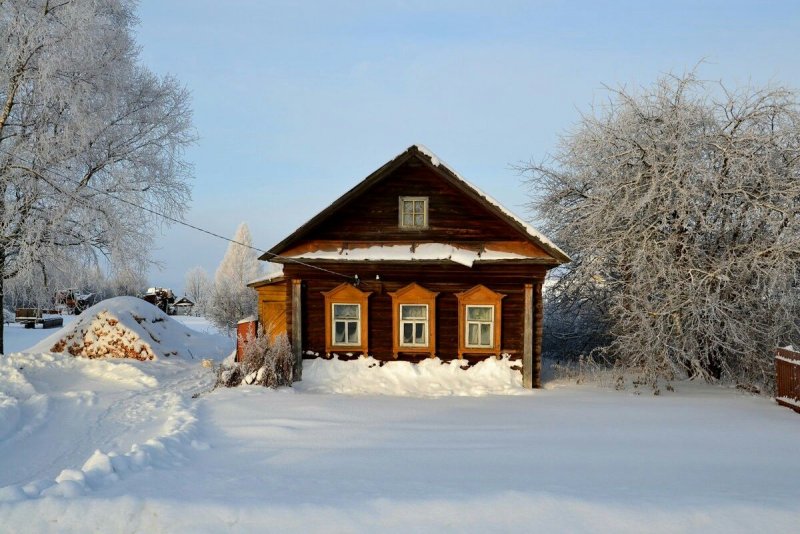 Деревенский дом зима