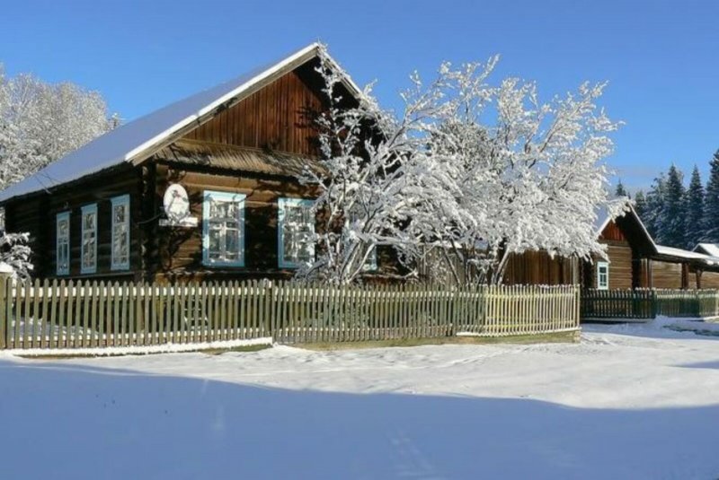 Дом в деревне зимой