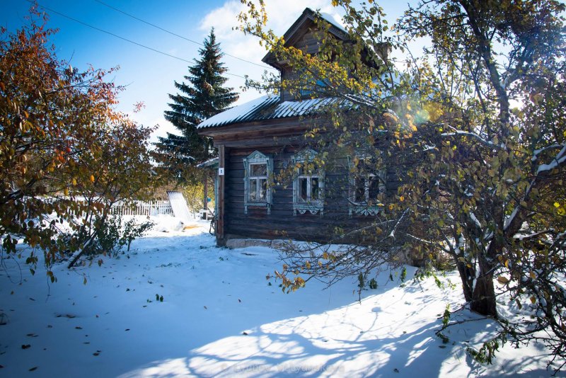 Старый дом в деревне зимой