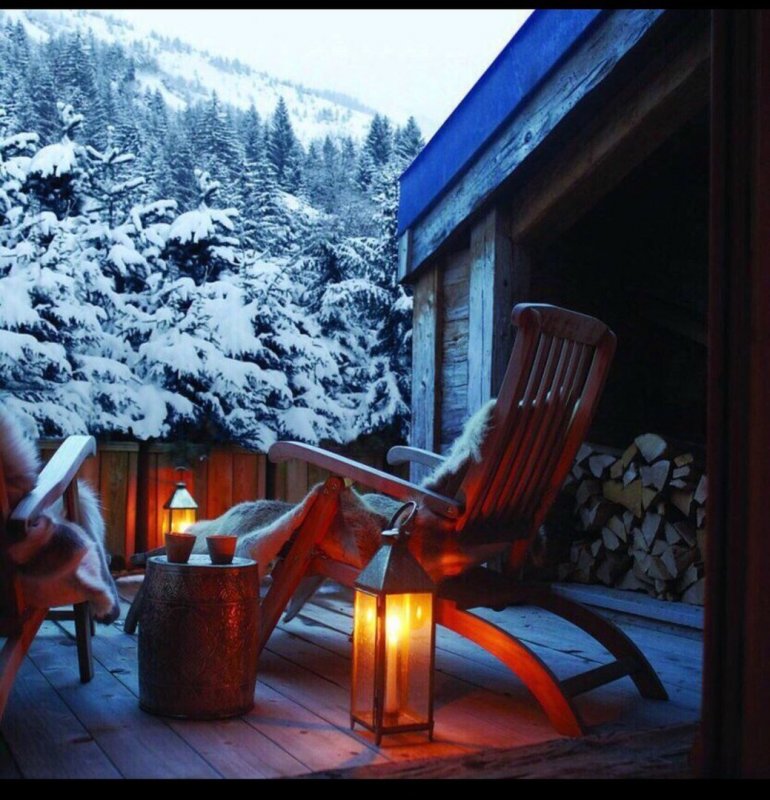 Уютный дом в горах зимой