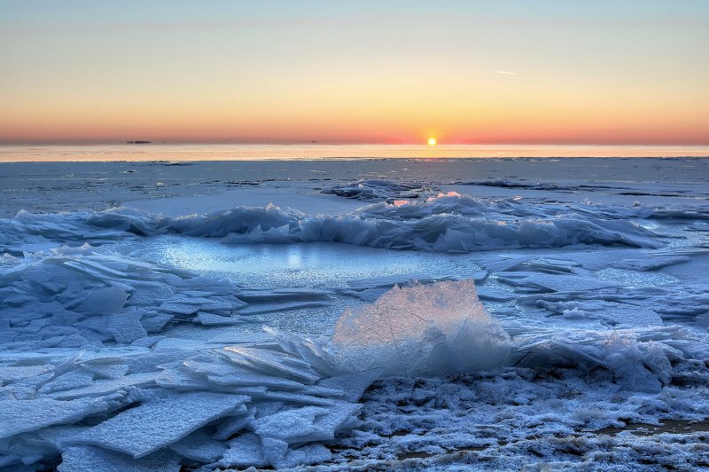 Замерзший финский залив
