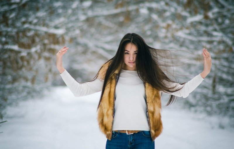 Девушка на фоне снега