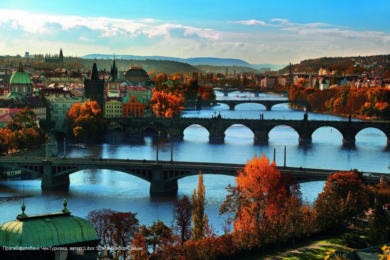 Прага Карлов мост осенью