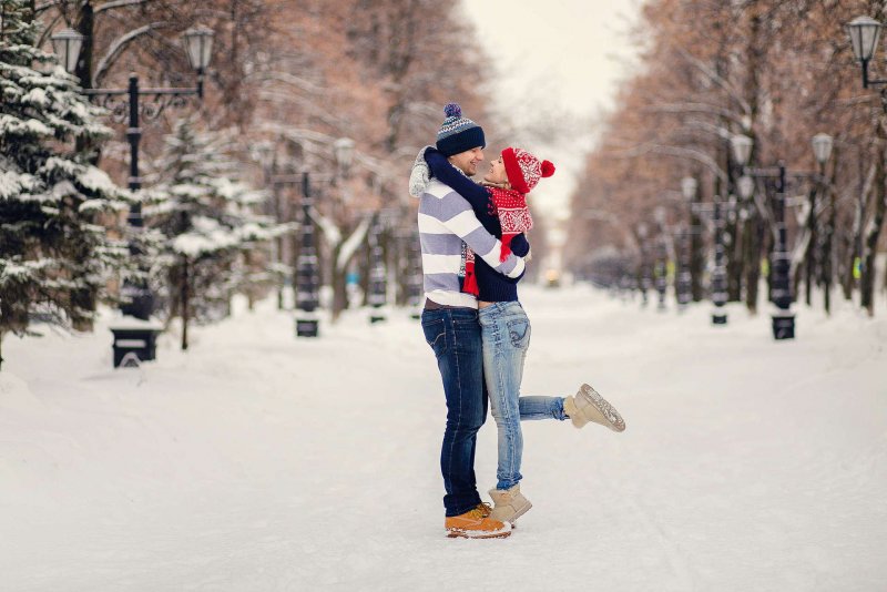 Влюбленные в парке зимой