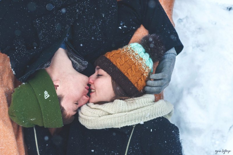 Поцелуй зимой на улице