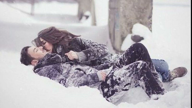 Парень и девушка в снегу