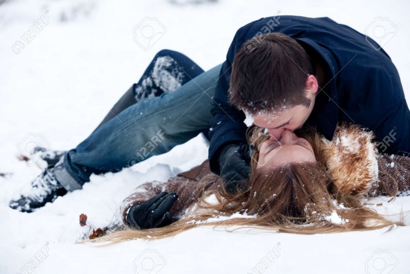 Влюбленные валяются в снегу