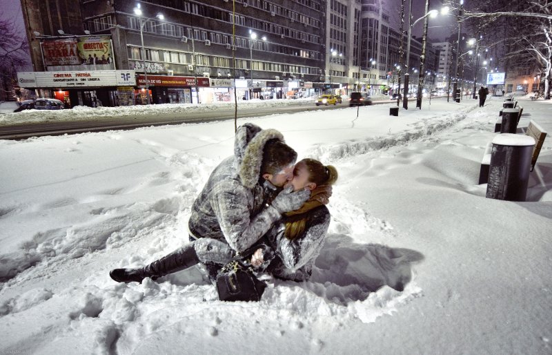 Влюбленные валяются в снегу