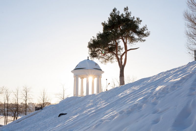 Беседка Островского в Костроме зимой
