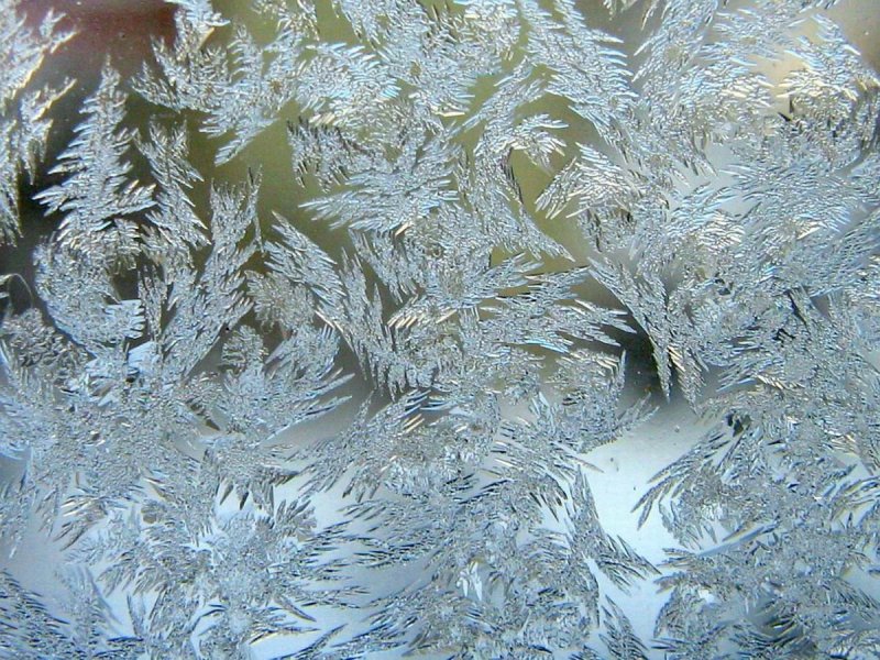 Снежные узоры на стекле