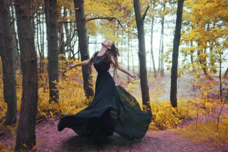 Танцующая женщина в лесу осеннем