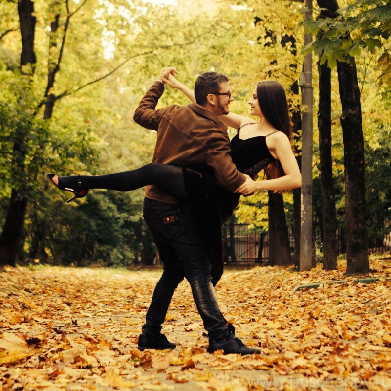 Танцующие в осенней листве