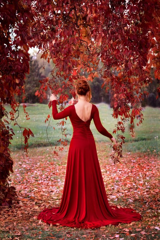 Девушку в Красном платье осень