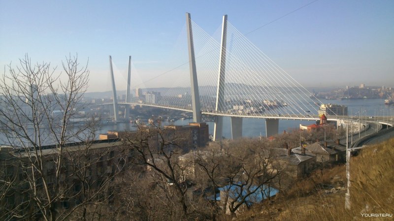 Золотой мост Владивосток залит солнцем