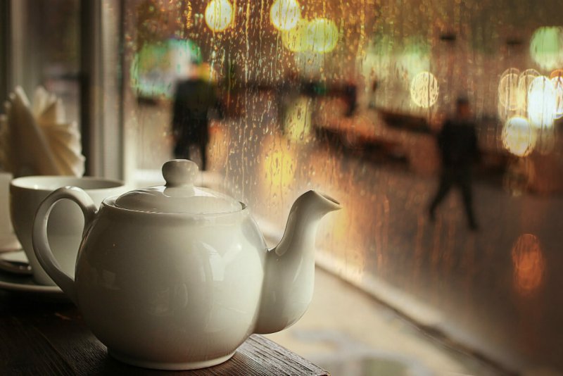 Чашка чая у окна