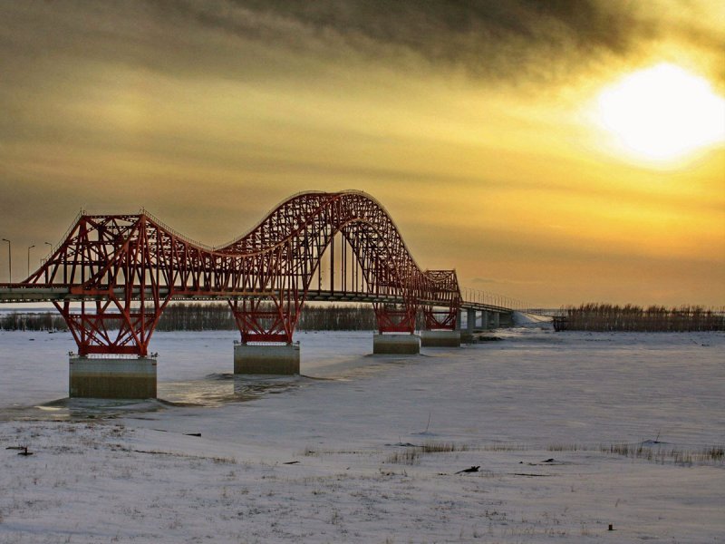 Мост красный дракон в Ханты-Мансийске