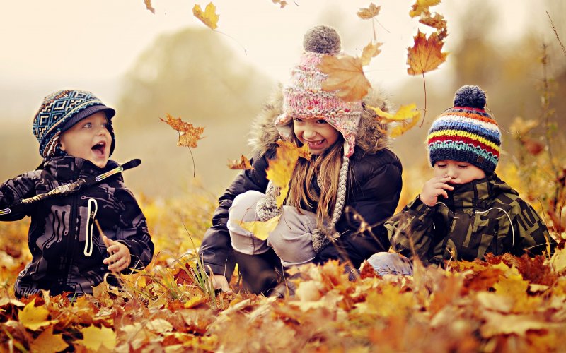 Счастливые дети осень