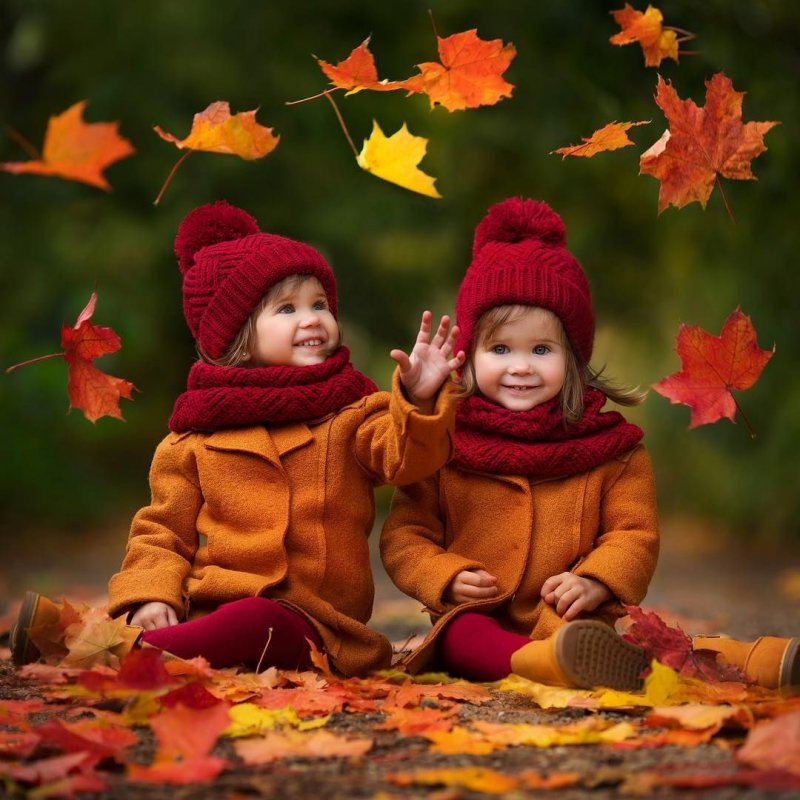 Счастливые дети осенью