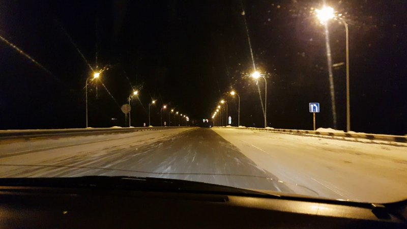 Ночная зимняя трасса из машины
