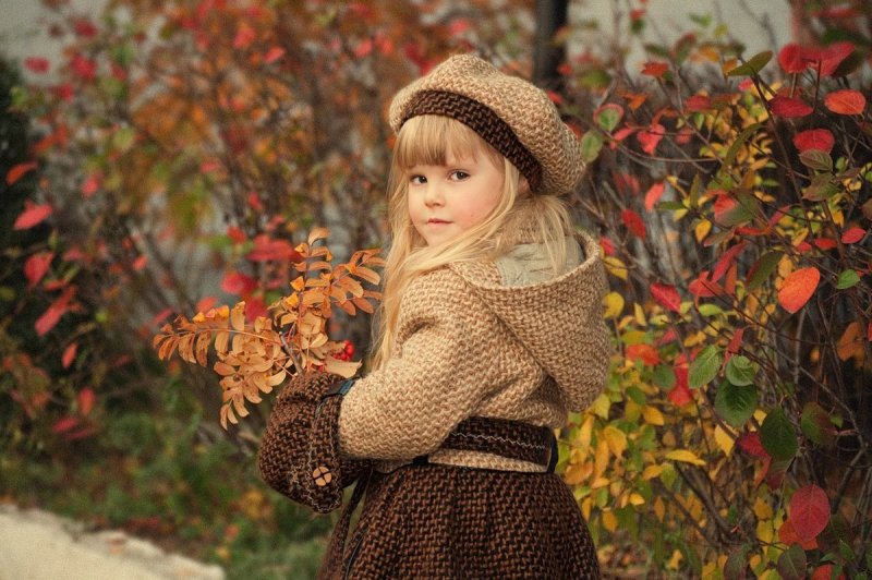 Маленькая девочка в осеннем лесу