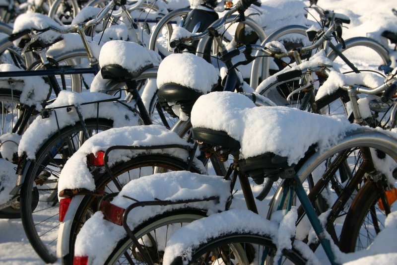 Велосипед зимой на природе