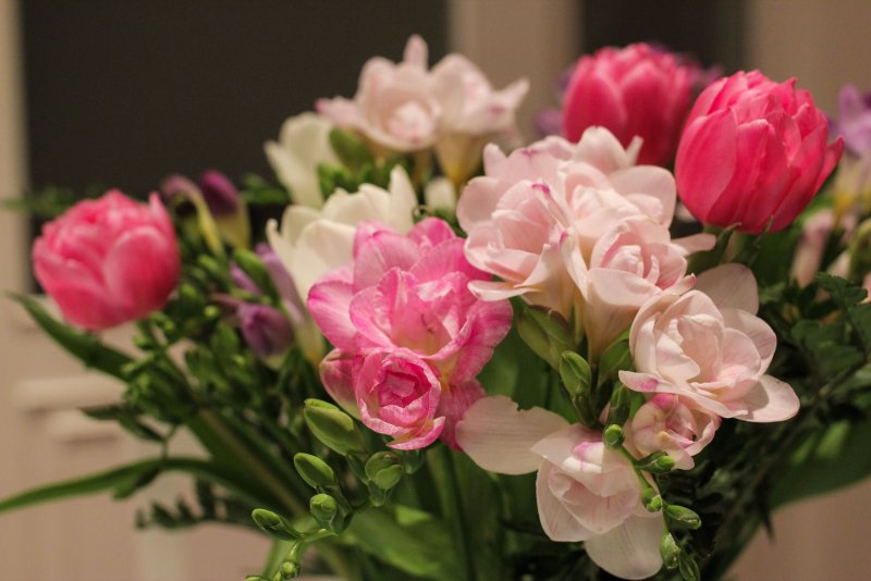 Фрезии тюльпаны и розы в букете