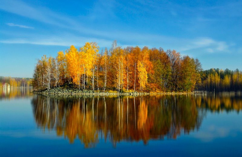 Осенний пейзаж с отражением в воде