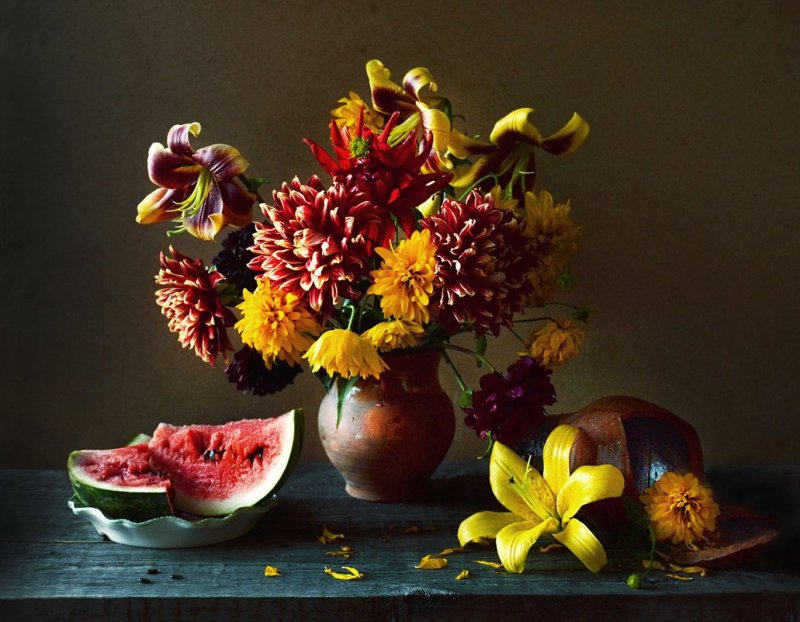 Осенний натюрморт с цветами и фруктами