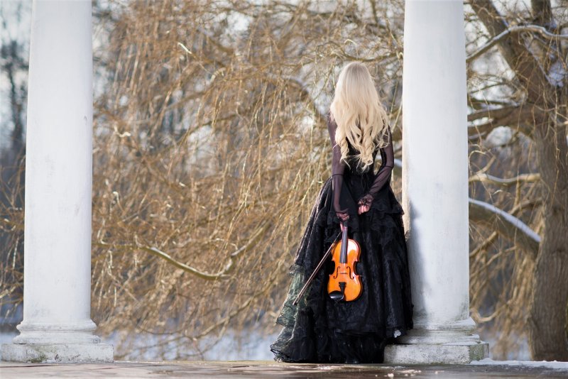 Блондинка в платье со спины зимой