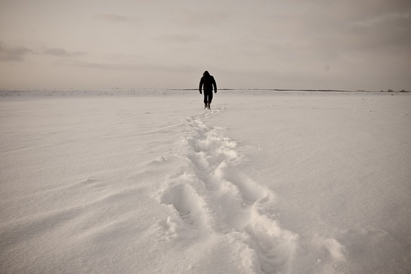 Одинокий человек зимой