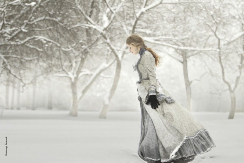 Девушка идет по снегу