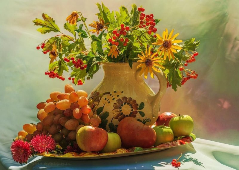 Осенний натюрморт с фруктами