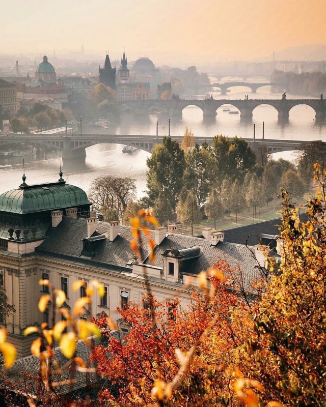 Карлов мост Прага осень