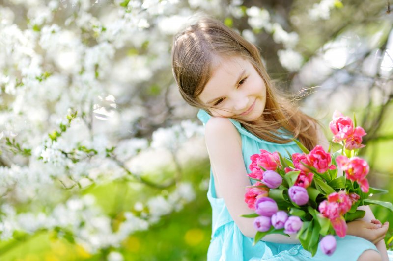 Девочка с весенними цветами