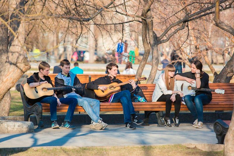 Молодежь в парке с гитарой
