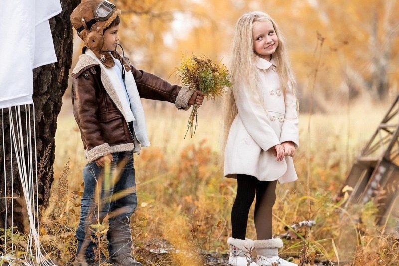 Мальчик Дари девочке цветы