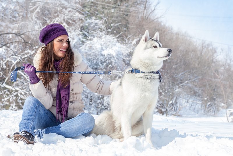 Девушка с собакой зимой