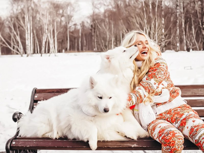 Девушка с собакой зимой