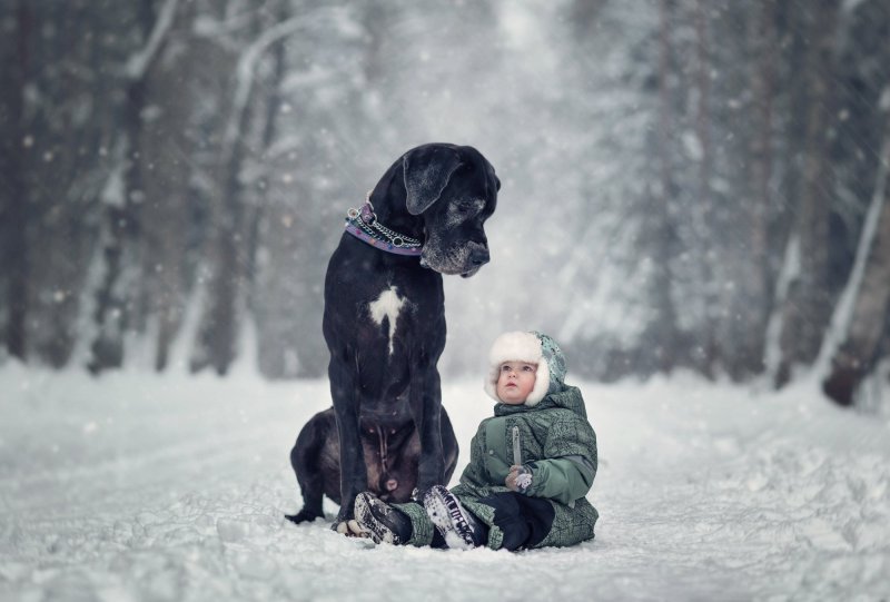 Девушка с собачкой зимой