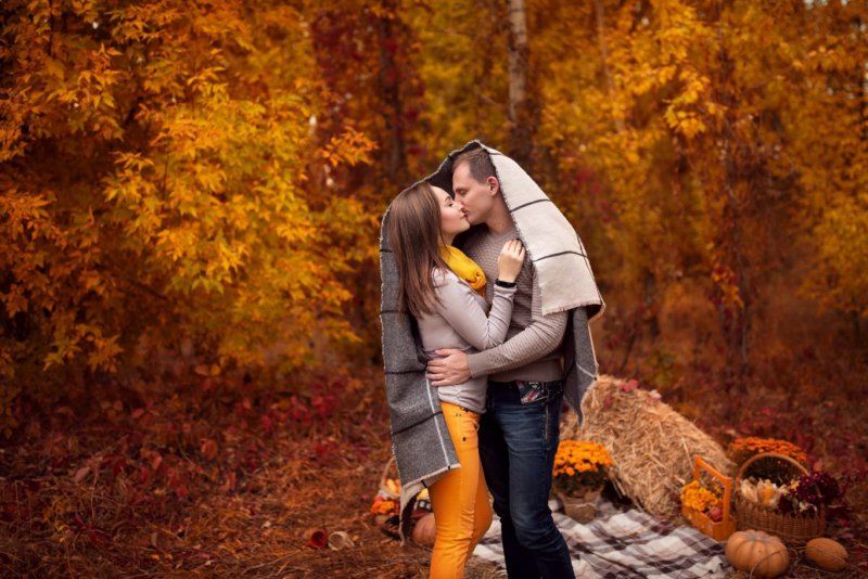 Осенняя фотосессия пары в парке
