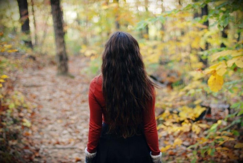 Девушка с коричневыми волосами осенью