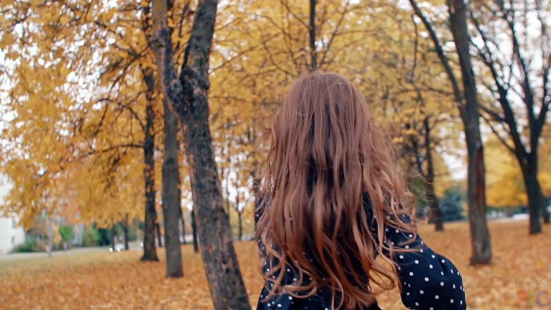 Девушка с длинными волосами осень