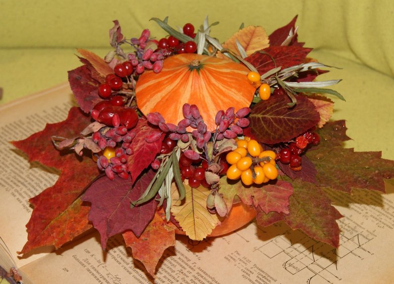 Осенние композиции из цветов и листьев