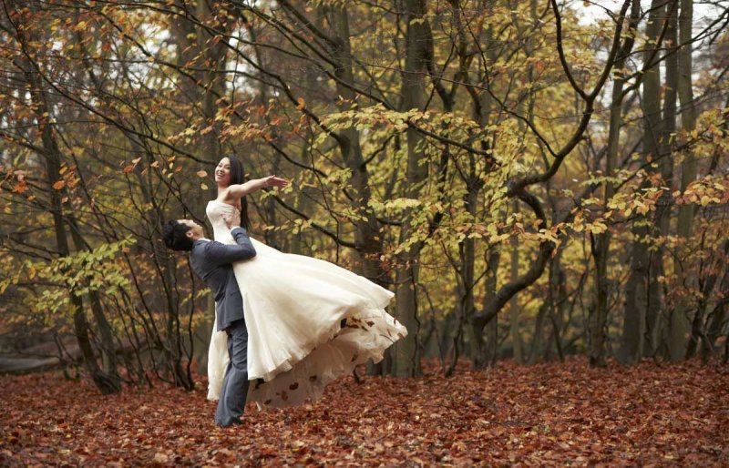 Свадебная фотосессия в лесу осенью