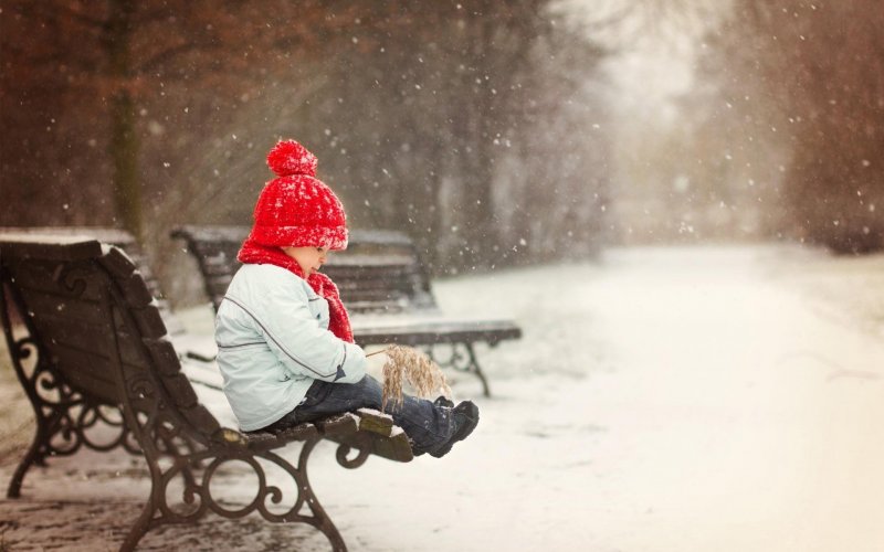 Человек сидит на снегу