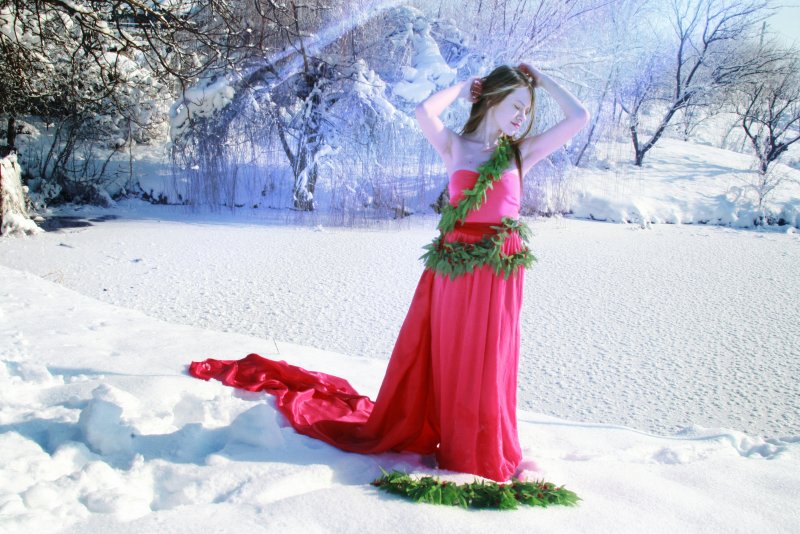 Девушка в платье на снегу